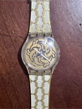 Swatch Sultan’s Joy SUJK116 in Gold and White Ornate Pattern